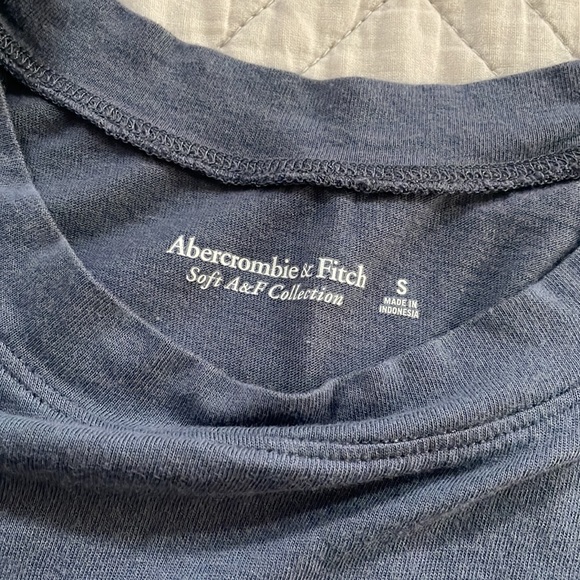 Set of 2 A&F cropped tanks - Picture 3 of 3